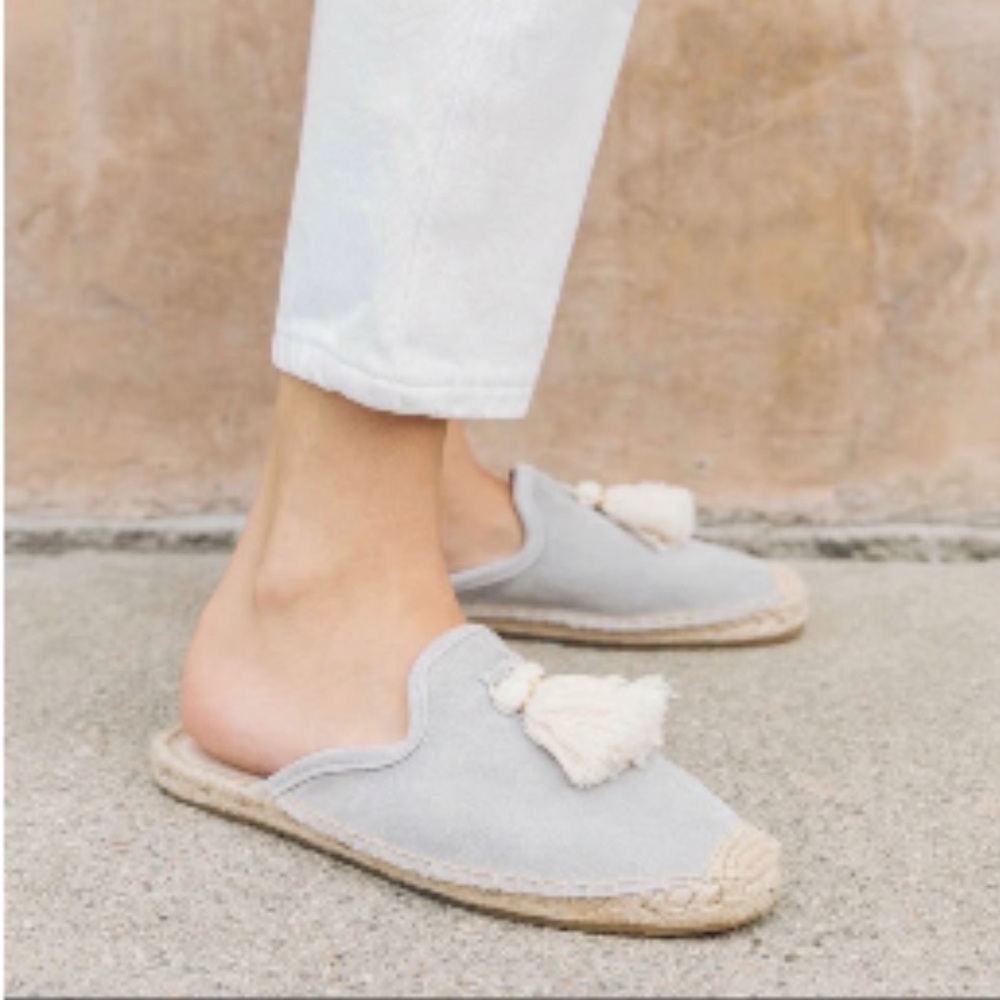Saludos Women's suede Gray Tassel slides